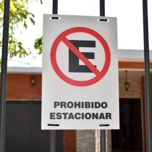 cartel prohibido estacionar